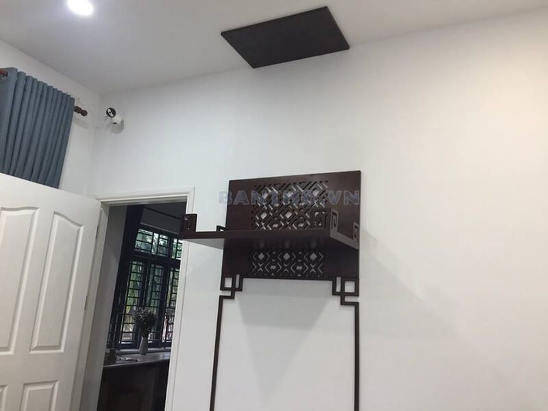 Mẫu bàn thờ gỗ tự nhiên treo tường cho nhà chung cư diện tích hạn chế